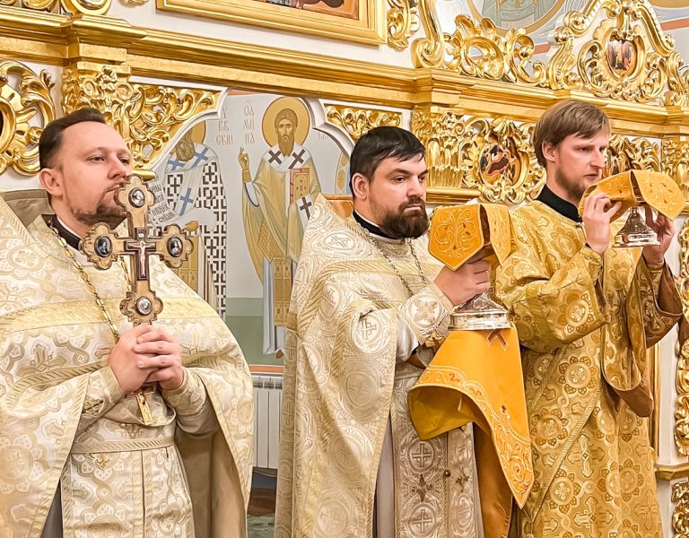 В день памяти праведного Филарета Милостивого в домовом храме в честь Собора Белорусских Святых была совершена Литургия