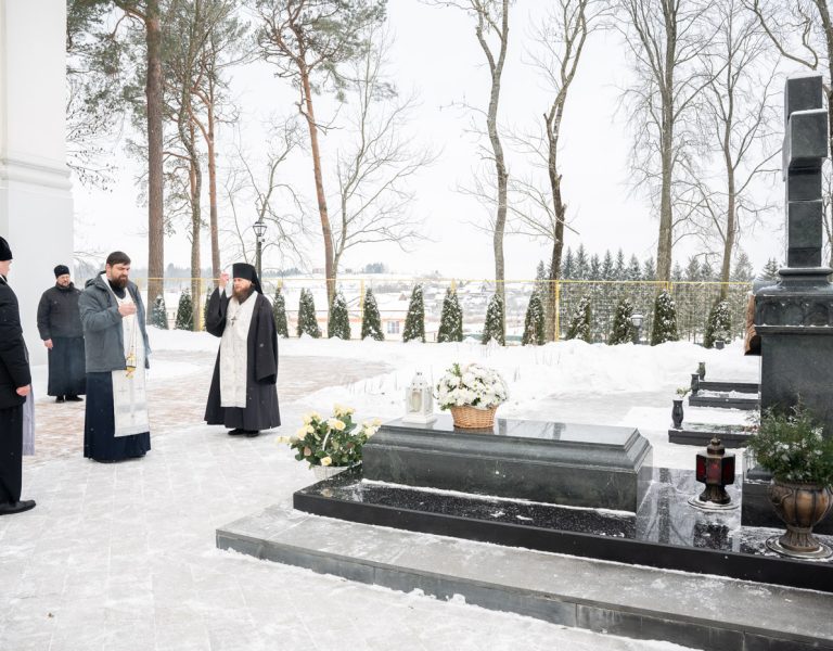 В пятую годовщину кончины Митрополита Филарета (Вахромеева) в Успенском Жировичском монастыре состоялись заупокойные богослужения
